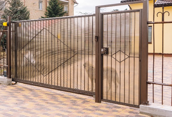 Купить ворота из профлиста с элементами ковки, с металлическими столбами в рамке или под дерево в Славгороде от 154710 руб